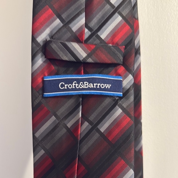 Stylish Plaid Tie in Red, Black, and Gray - Picture 3 of 4